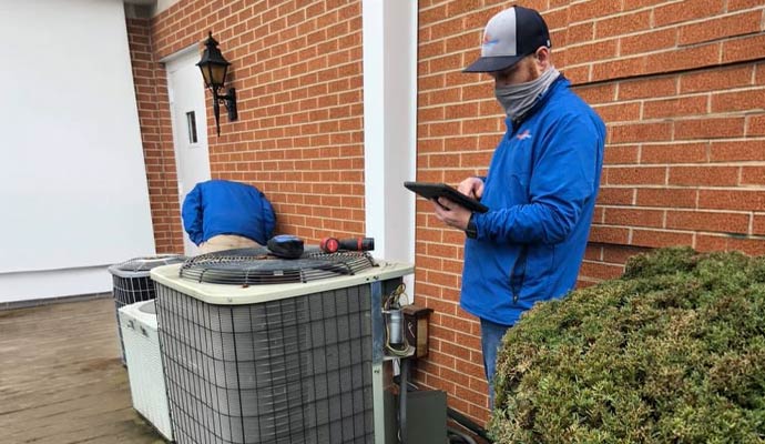 AC maintenance by skilled technician