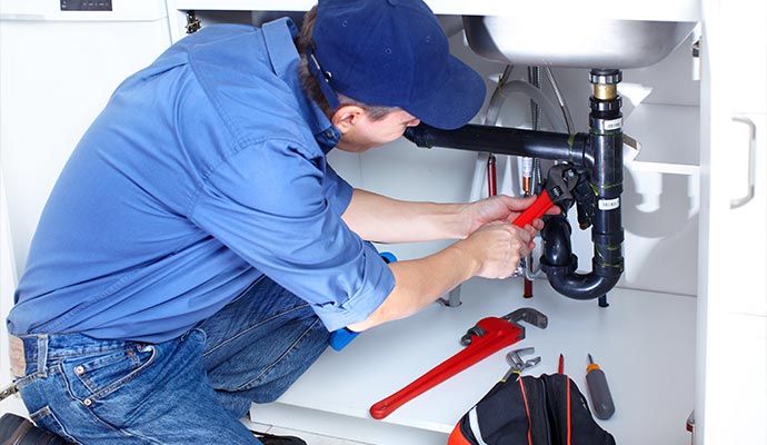 Professional installing water pipe