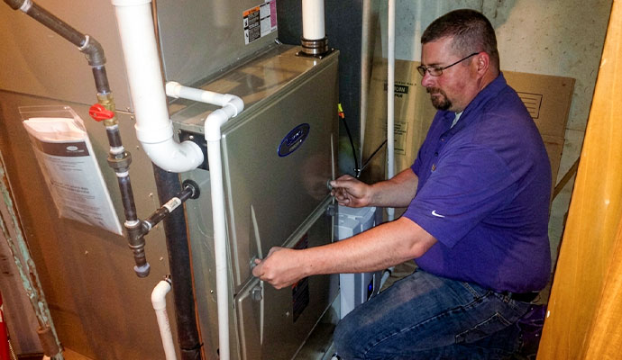 Expert maintaining heating system